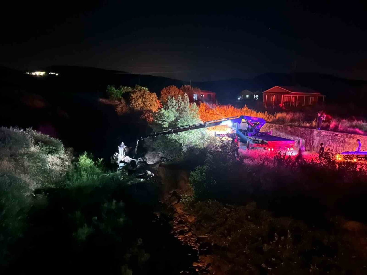 ÇANAKKALE’NİN AYVACIK İLÇESİNDE DEREYE UÇAN ARACIN SÜRÜCÜSÜ HAYATINI KAYBETTİ.