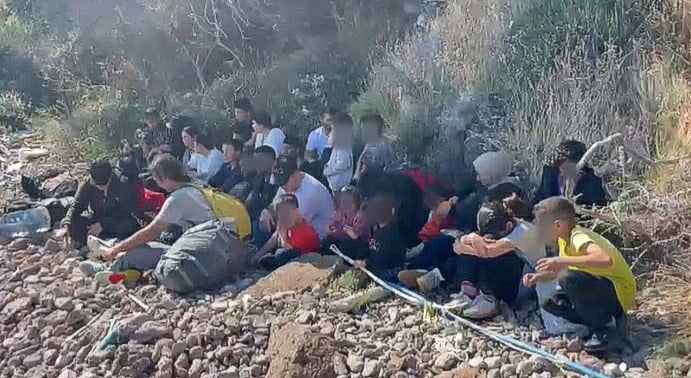 ÇANAKKALE’NİN AYVACIK İLÇESİNDE SAHİL GÜVENLİK EKİPLERİ TARAFINDAN KARADA 13’Ü ÇOCUK TOPLAM 30...