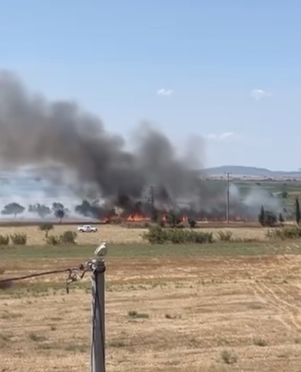 ÇANAKKALE’NİN BİGA İLÇESİNDE TARIM ARAZİSİNDE ÇIKAN YANGIN ORMAN BÖLGE MÜDÜRLÜĞÜ EKİPLERİNİN...