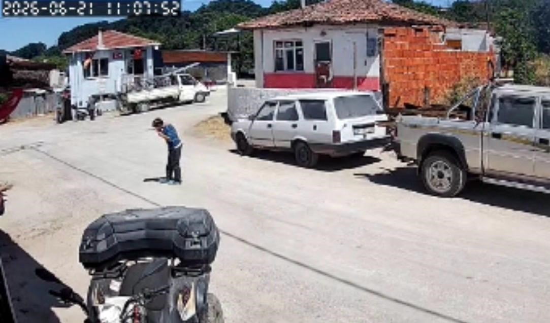 ÇANAKKALE’NİN ÇAN İLÇESİN YAŞAYAN 12 YAŞINDAKİ EREN BAYRAKTAR, YERE DÜŞEN TÜRK BAYRAĞI VE GAZİ...