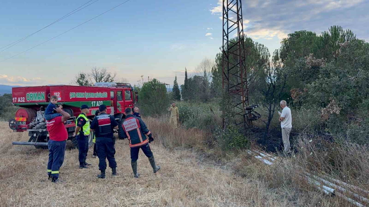 ÇANAKKALE’NİN ÇAN İLÇESİNDE ELEKTRİK DİREĞİNDEKİ SİGORTANIN PATLAMASI SONUCU ÇIKAN YANGIN ORMANLIK...
