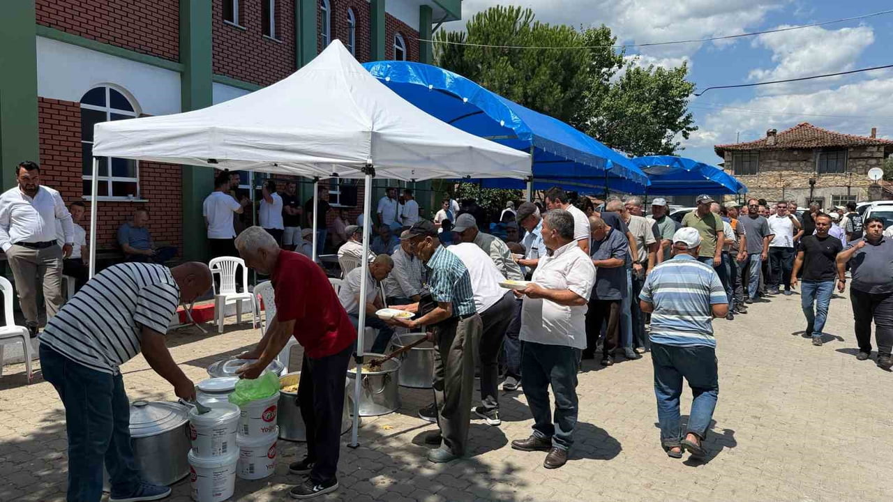 ÇANAKKALE’NİN ÇAN İLÇESİNE BAĞLI YAYAKÖY KÖYÜNDE DÜZENLENEN GELENEKSEL KÖY HAYRI 3 BİN KİŞİNİN...