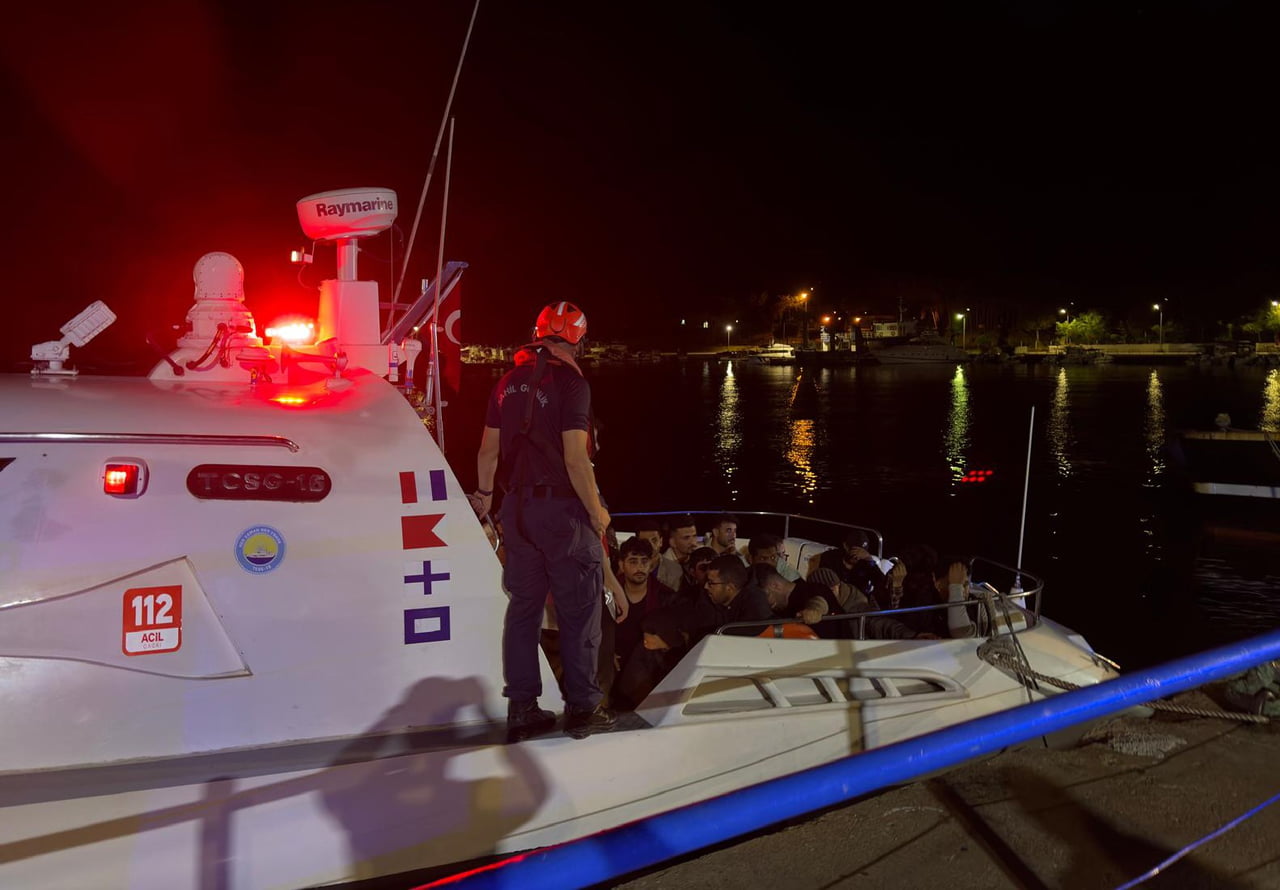 ÇANAKKALE’NİN ECEABAT İLÇESİ AÇIKLARINDA BİR FİBER TEKNE İÇERİSİNDE 36 KAÇAK GÖÇMEN VE 2 GÖÇMEN...