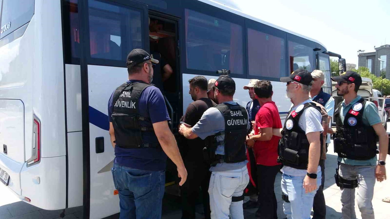 ÇANAKKALE’NİN GÖKÇEADA İLÇESİNDE YASA DIŞI YOLLARLA YURT DIŞINA ÇIKIŞ HAZIRLIĞINDA OLDUKLARI...