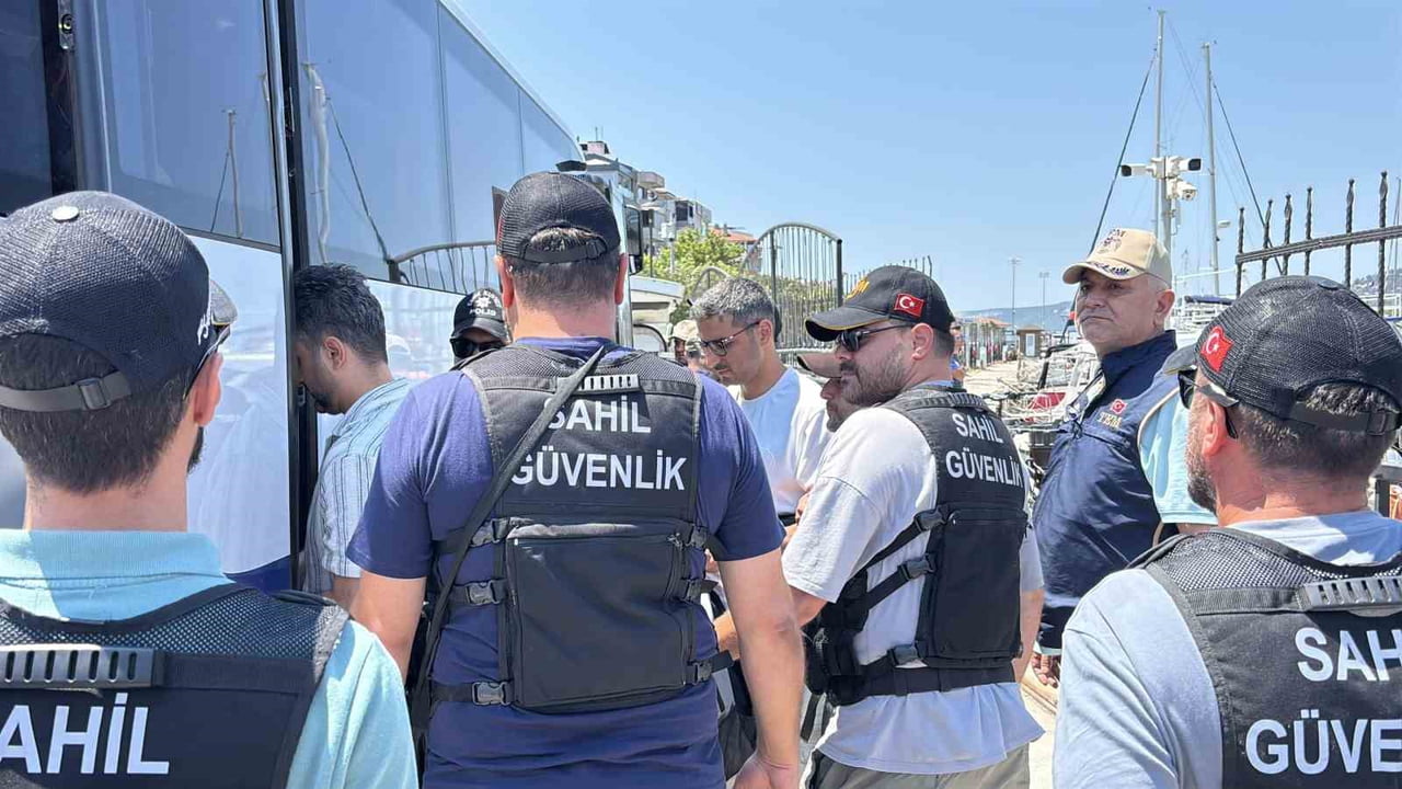 ÇANAKKALE’NİN GÖKÇEADA İLÇESİNDE YASA DIŞI YOLLARLA YURT DIŞINA ÇIKIŞ HAZIRLIĞINDA OLDUKLARI...