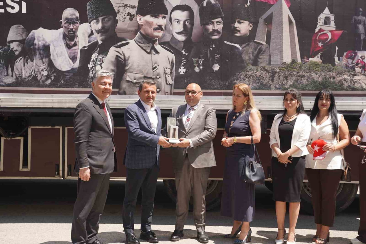 ÇANAKKALE SAVAŞLARI MOBİL MÜZESİ, BULGARİSTAN’IN RAZGRAD ŞEHİRİNDE ZİYARETÇİLERLE...