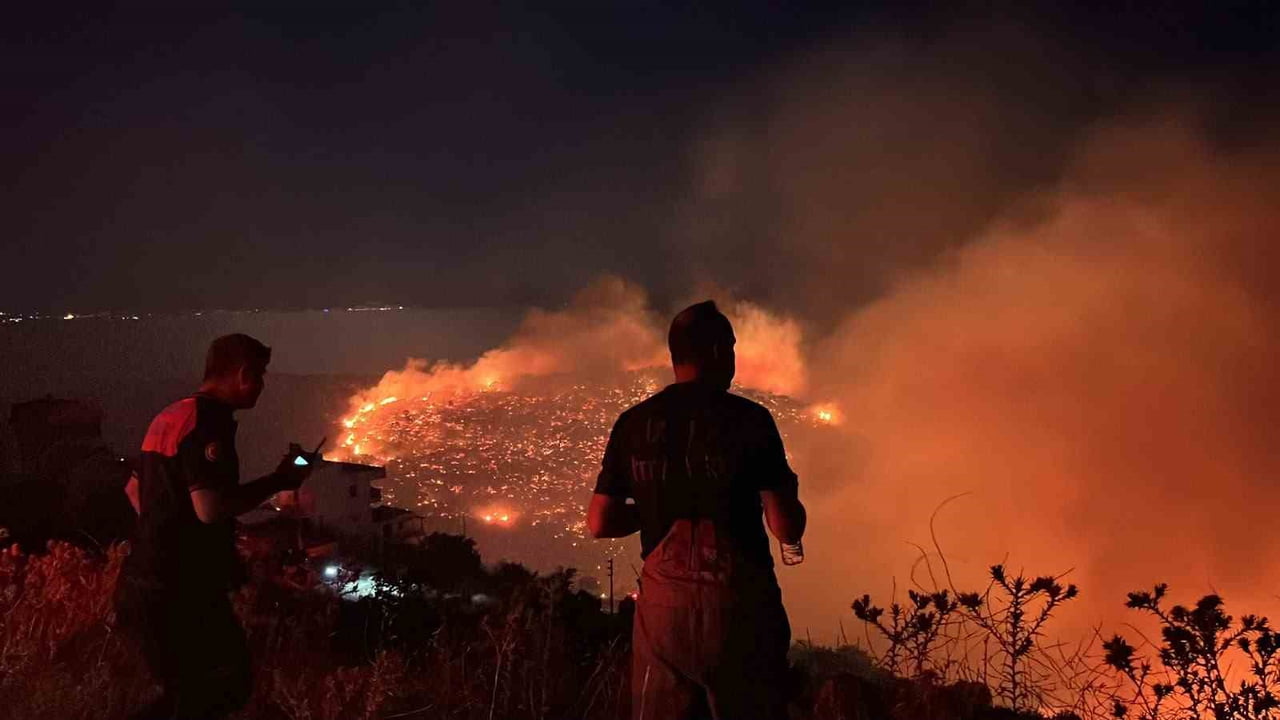 ÇANDARLI’DA GECE SAATLERİNDE ÇIKAN İKİ AYRI YANGIN KONTROL ALTINA ALINDI.