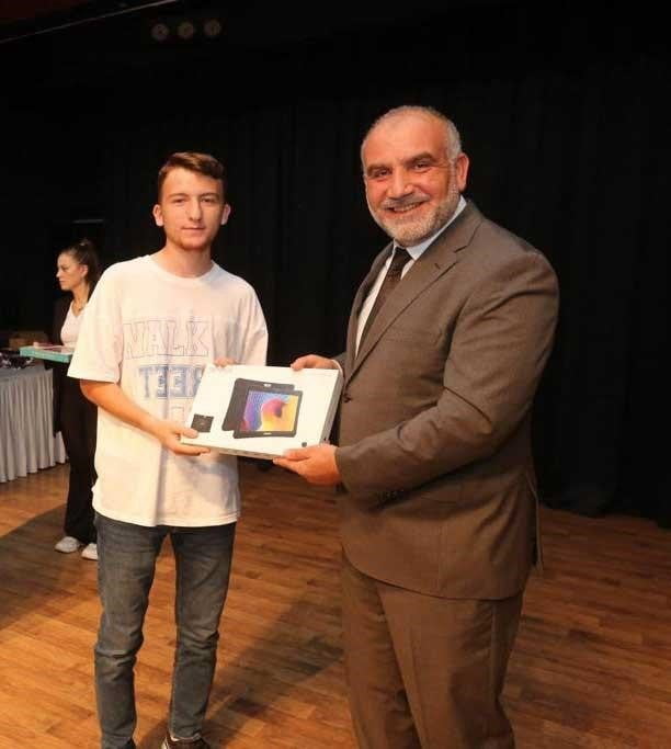 CANİK BELEDİYE BAŞKANI İBRAHİM SANDIKÇI, BU YIL DA YKS VE LGS'DE DERECEYE GİREN ÖĞRENCİLERİ...