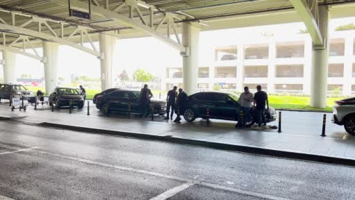 Çankaya Belediye Başkanı Güler'in gözaltına alınacağı Esenboğa Havalimanına iki makam aracı...