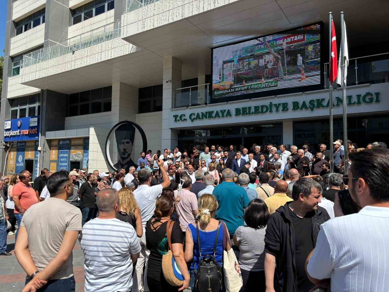ÇANKAYA BELEDİYESİNE YÖNELİK RÜŞVET VE YOLSUZLUK OPERASYONUN ARDINDAN ÇOK SAYIDA CHP'Lİ PARTİLİ VE...