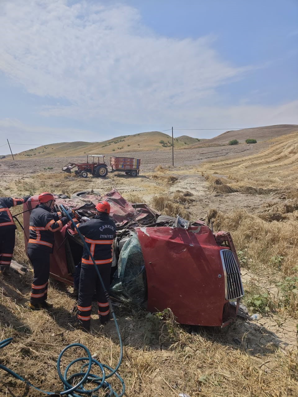 ÇANKIRI'DA HAFİF TİCARİ ARAÇ İLE OTOMOBİLİN ÇARPIŞMASI NETİCESİNDE MEYDANA GELEN TRAFİK KAZASINDA...