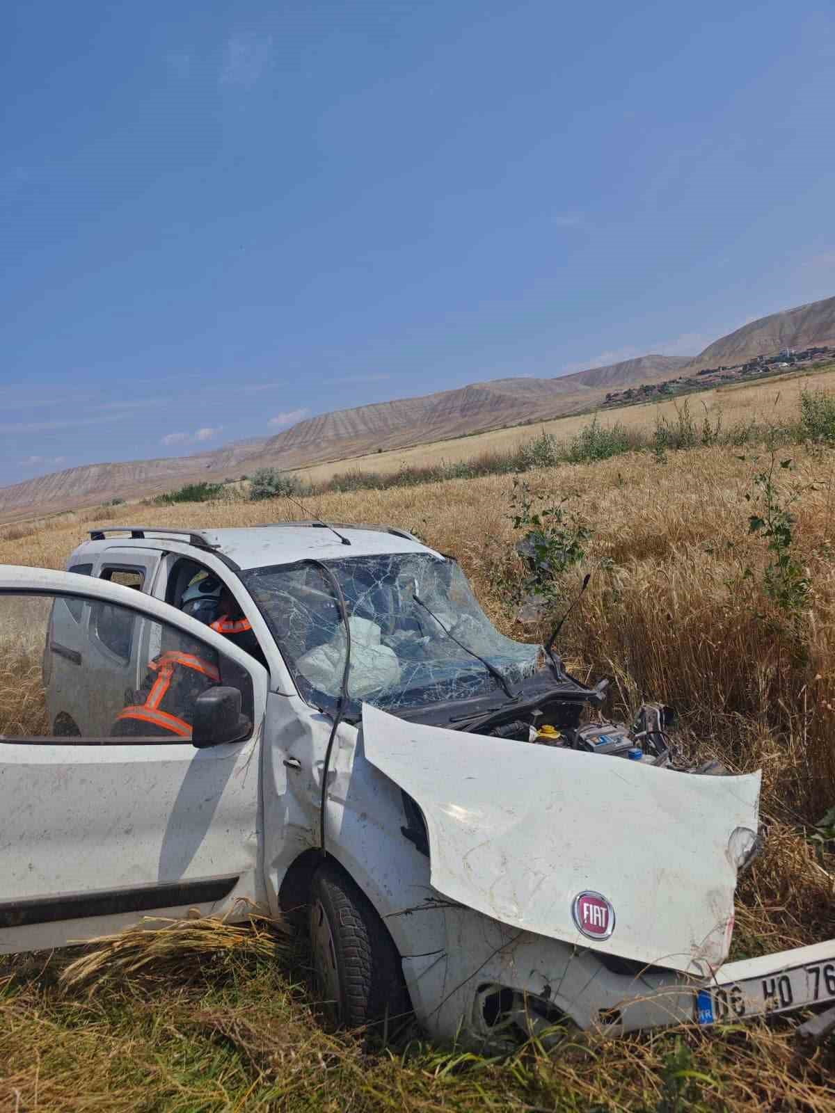 ÇANKIRI'DA HAFİF TİCARİ ARAÇ İLE OTOMOBİLİN ÇARPIŞMASI NETİCESİNDE MEYDANA GELEN TRAFİK KAZASINDA...