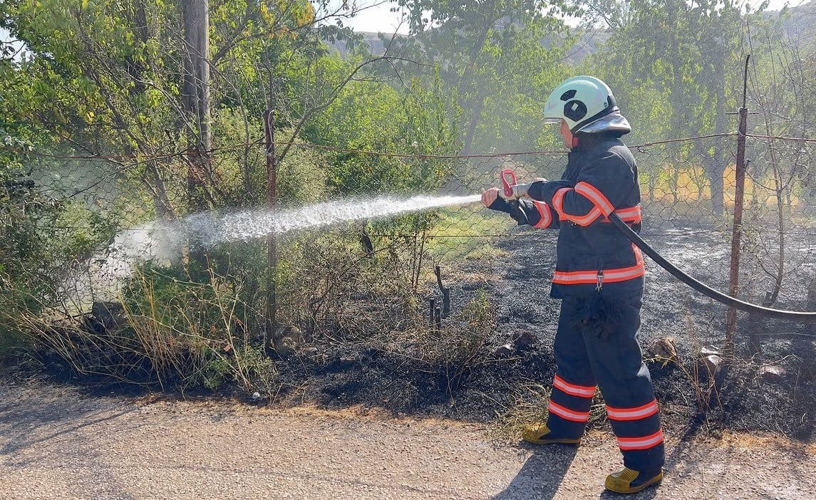 ÇANKIRI’DA BİR EVİN BAHÇESİNDE ÇIKAN YANGIN İTFAİYE EKİPLERİ, TARAFINDAN EVE SIÇRAMADAN...