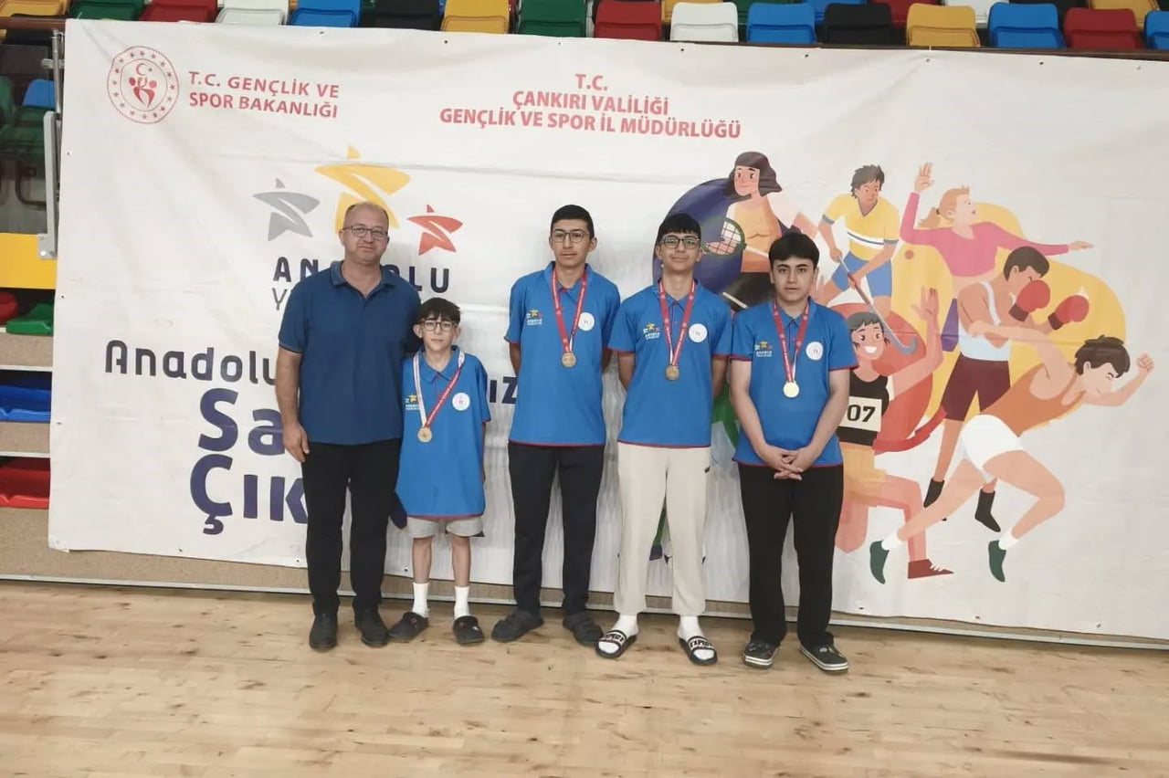 ÇANKIRI’DA DÜZENLENEN BADMİNTON ANADOLU LİGİ GRUP MÜSABAKALARINDA MÜCADELE EDEN SİVAS TEMSİLCİLERİ...