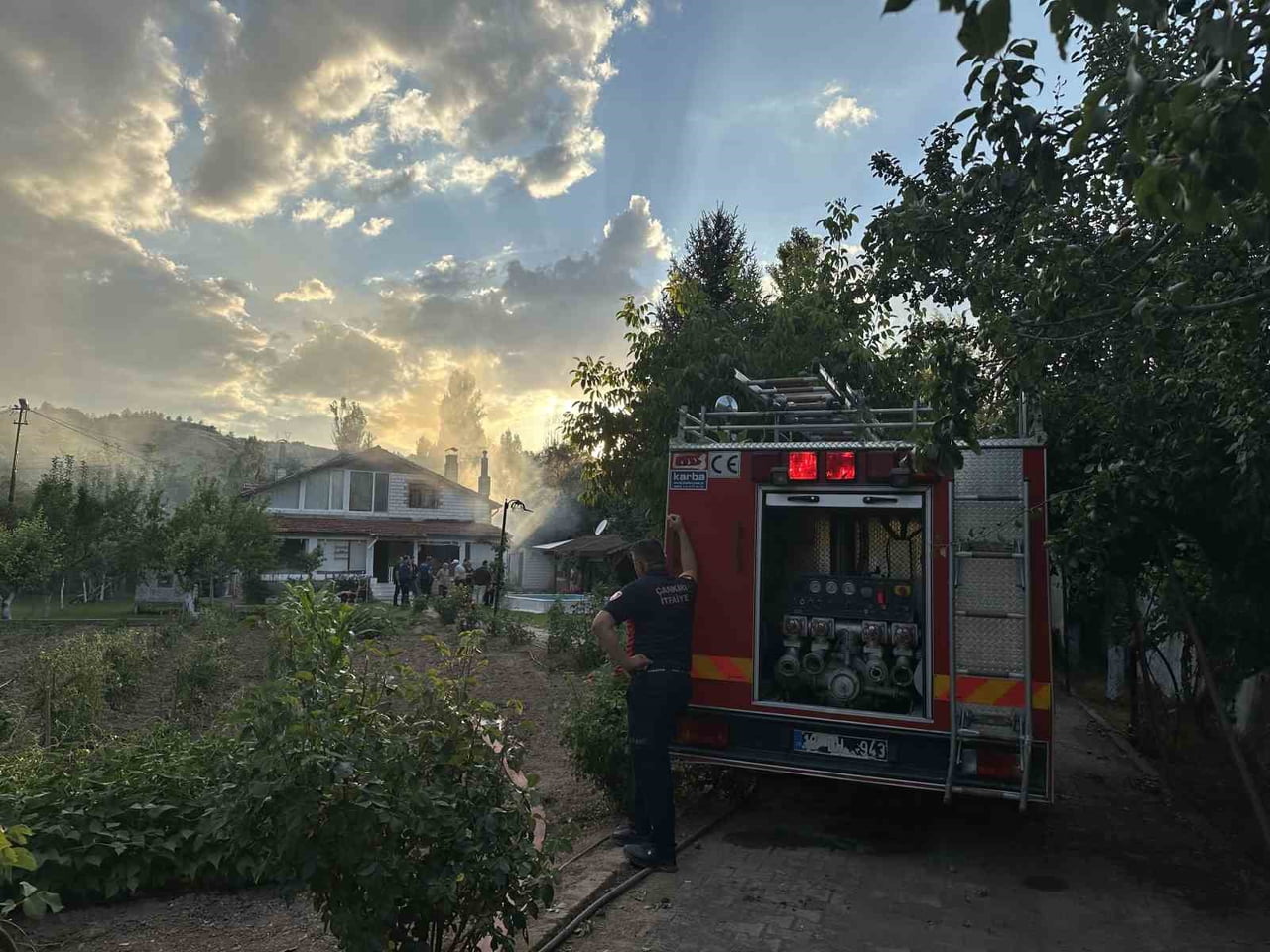 ÇANKIRI’DA MÜSTAKİL BİR EVİN BAHÇESİNDE ÇIKAN YANGIN KÖMÜRLÜĞE SIÇRADI. İTFAİYE EKİPLERİNİN...