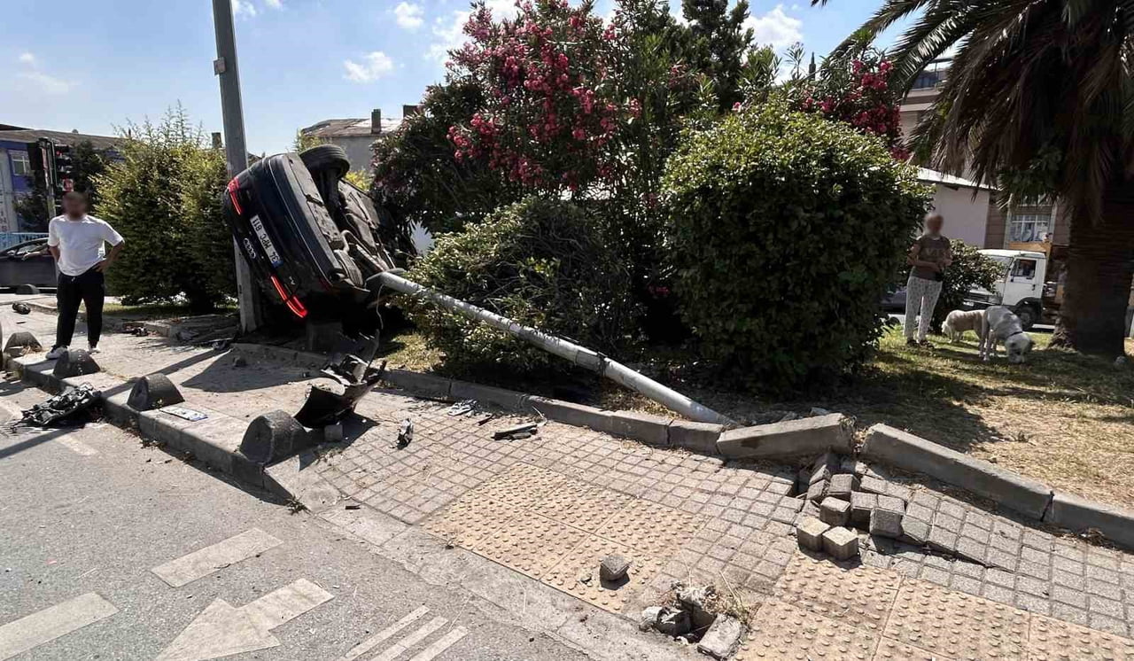 ÇARPMANIN ETKİSİYLE 34 MPC 811 PLAKALI OTOMOBİL AĞAÇLIK ALANA SAVRULDU
