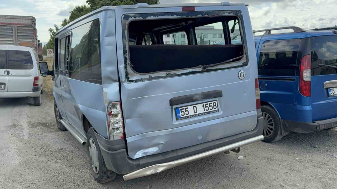 ÇARPMANIN ETKİSİYLE YARALANAN DOLMUŞ SÜRÜCÜSÜ OLAY YERİNE SEVK EDİLEN AMBULANSLA HASTANEYE...