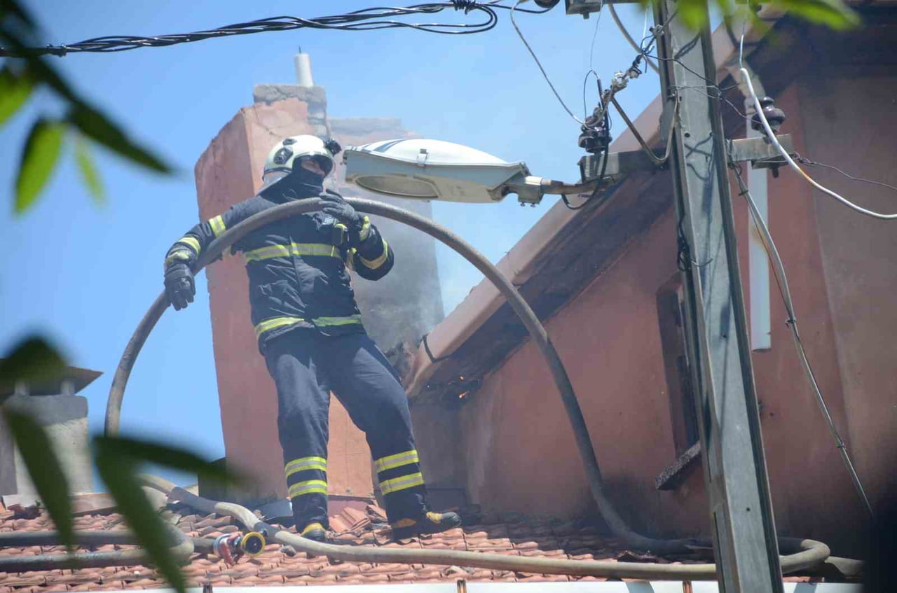 ÇATI YANGININA MÜDAHALE EDERKEN BİR ALT KATA DÜŞEN İTFAİYECİ YARALANDI