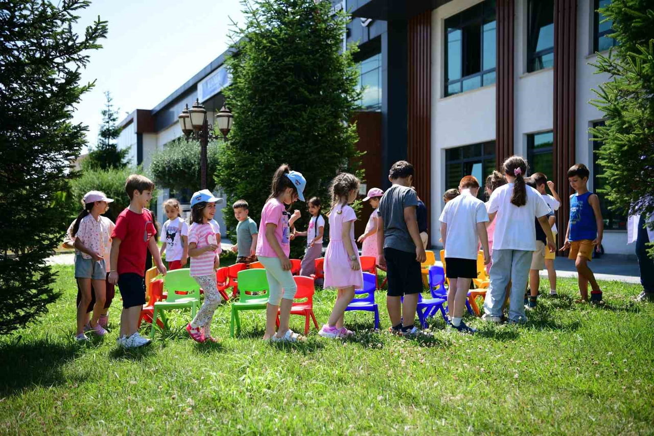 ÇAYIROVA'DA BELEDİYE BÜNYESİNDE FAALİYET GÖSTEREN BİLGİ EVLERİNDE DÜZENLENEN YAZ KURSLARINDA...