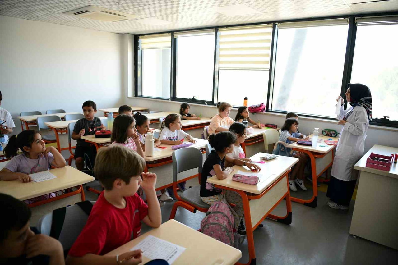 ÇAYIROVA'DA BELEDİYE BÜNYESİNDE FAALİYET GÖSTEREN BİLGİ EVLERİNDE DÜZENLENEN YAZ KURSLARINDA...