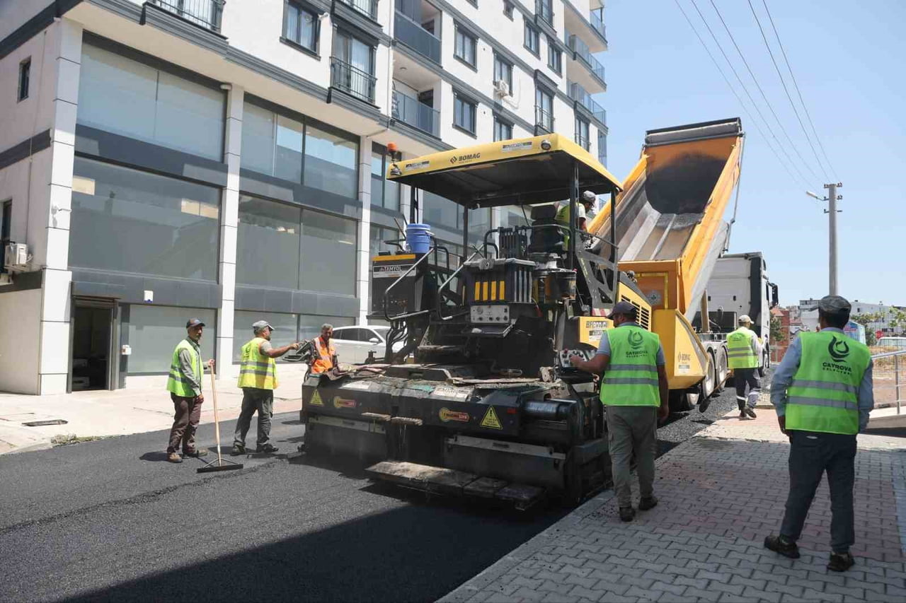 ÇAYIROVA'DA ÖZGÜRLÜK MAHALLESİ'NDEKİ 4 SOKAK VE 1 CADDEYE YÜRÜTÜLEN ÜSTYAPI ÇALIŞMALARI KAPSAMINDA...