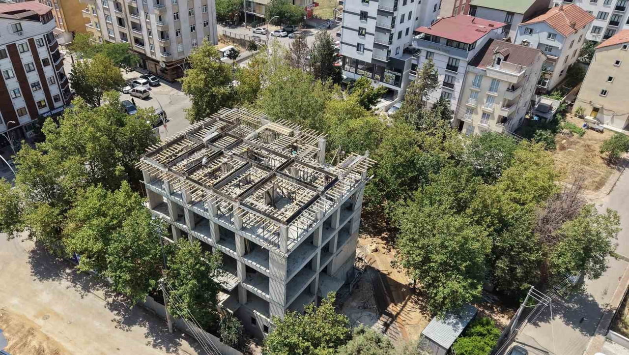 ÇAYIROVA'DA ÖZGÜRLÜK MAHALLESİ'NİN ARTAN İHTİYAÇLARI DOĞRULTUSUNDA YAPIMI SÜREN BİLGİ EVİ VE AİLE...