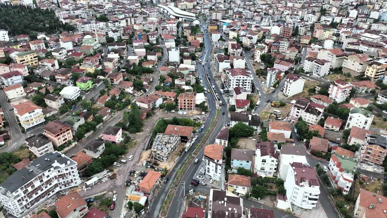 ÇAYIROVA'DA UĞUR MUMCU CADDESİ, YÜRÜTÜLEN ÜSTYAPI ÇALIŞMALARIYLA BAŞTAN SONA...