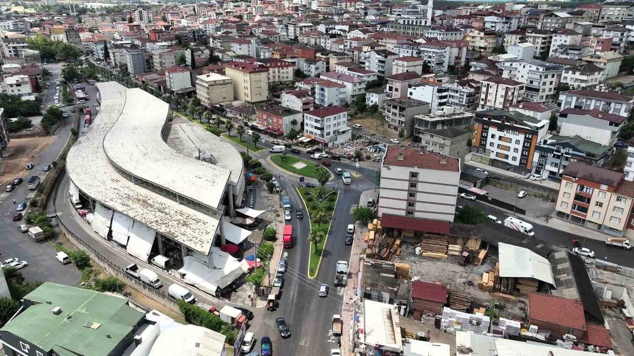 ÇAYIROVA'DA UĞUR MUMCU CADDESİ, YÜRÜTÜLEN ÜSTYAPI ÇALIŞMALARIYLA BAŞTAN SONA...