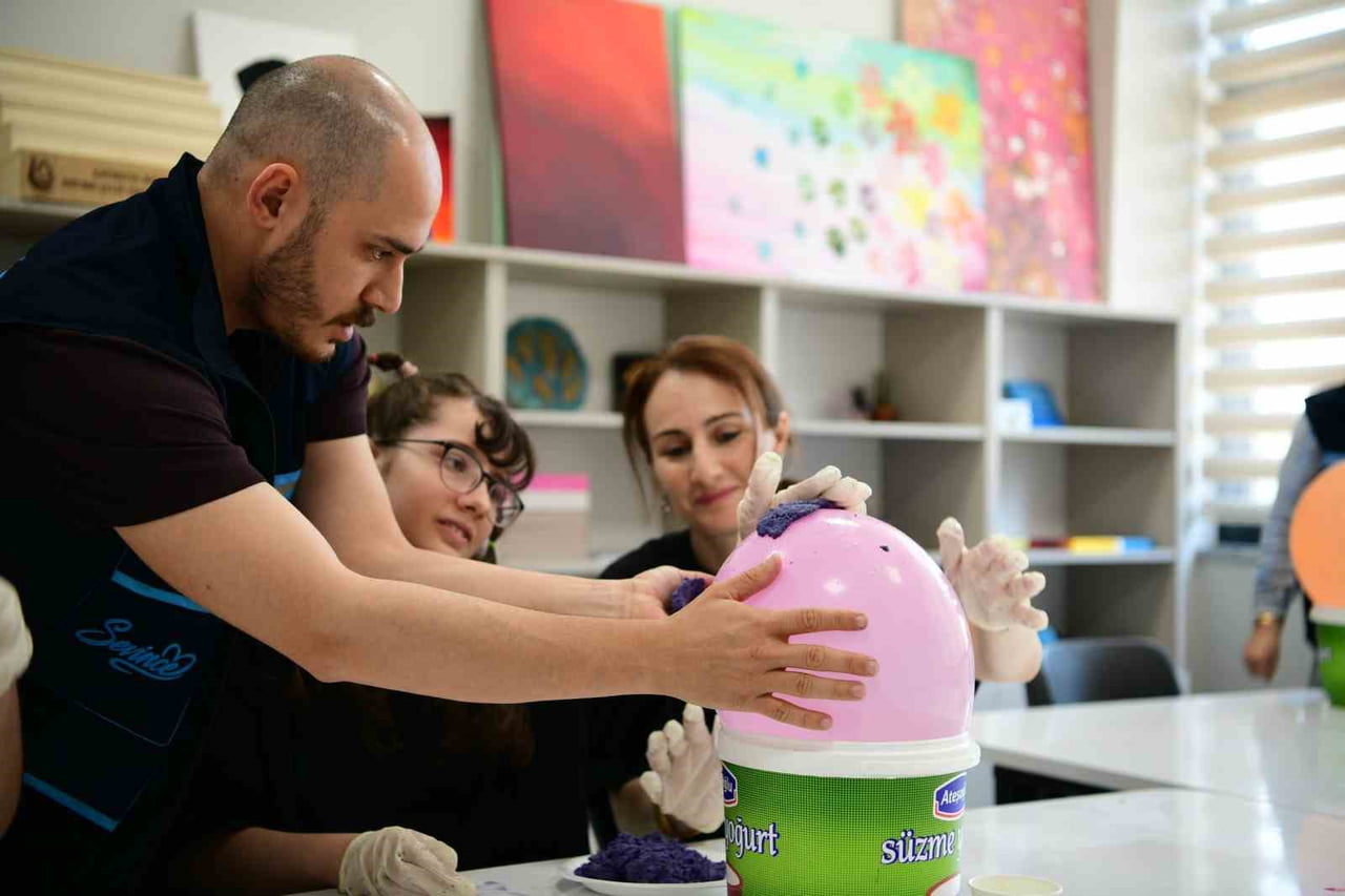 ÇAYIROVA BELEDİYESİ FATMA ÇELİK ENGELLİLER MERKEZİ'NDE DÜZENLENEN YAZ OKULU ETKİNLİKLERİNE...