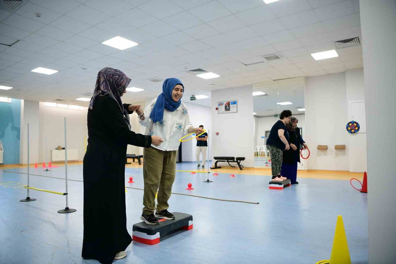 ÇAYIROVA BELEDİYESİ FATMA ÇELİK ENGELLİLER MERKEZİ'NDE DÜZENLENEN YAZ OKULU ETKİNLİKLERİNE...