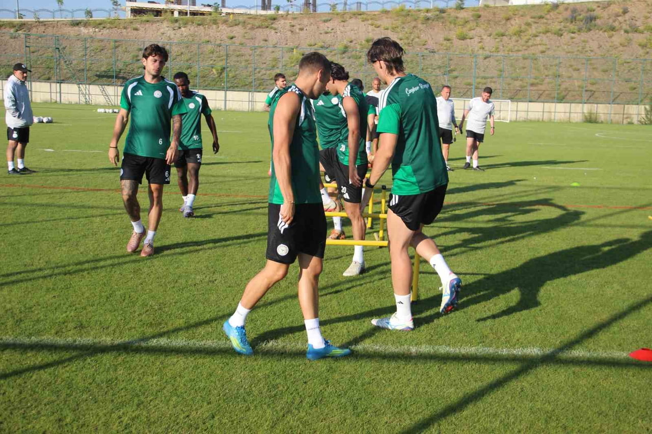 ÇAYKUR RİZESPOR, YENİ SEZON HAZIRLIKLARINI ERZURUM PALANDÖKEN YÜKSEK İRTİFA KAMP MERKEZİ'NDE...