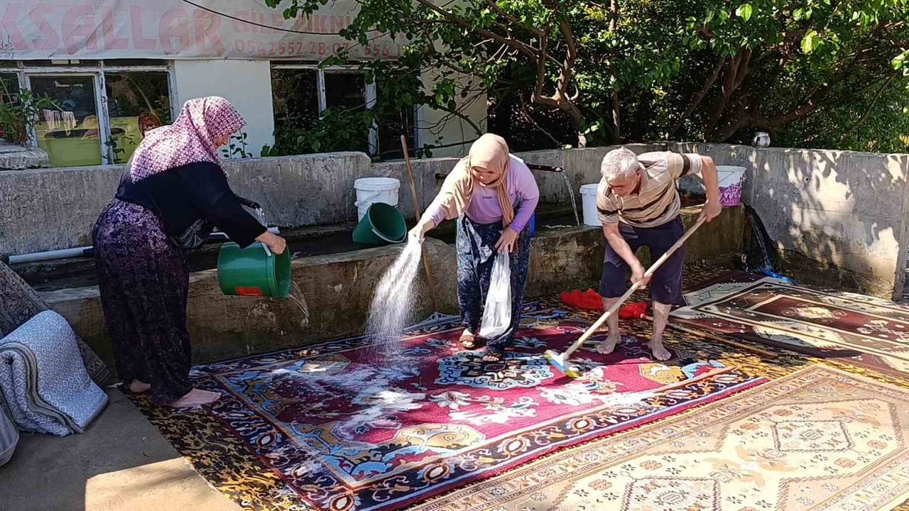ÇEKEREK İLÇESİ KAYALAR KÖYÜNDE VATANDAŞLARIN GELENEKSEL YÖNTEMLERLE HALI YIKAMA MESAİSİ...