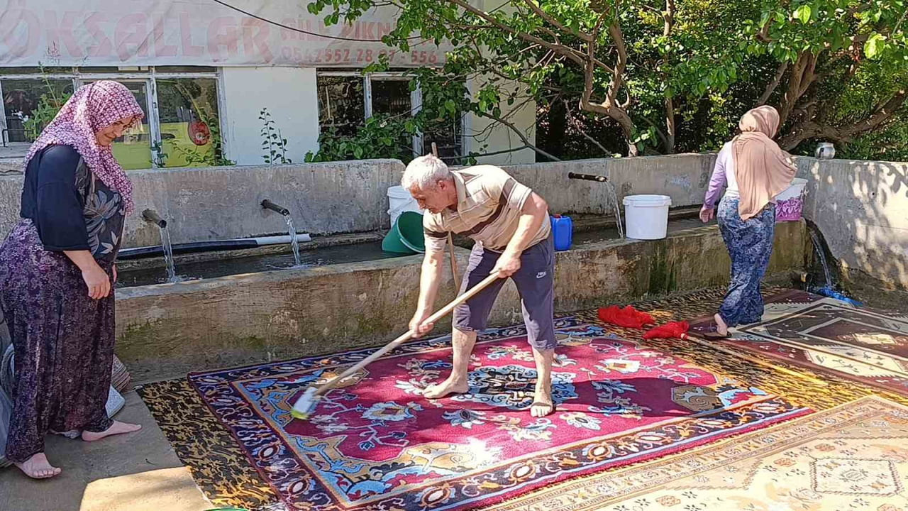 ÇEKEREK İLÇESİ KAYALAR KÖYÜNDE VATANDAŞLARIN GELENEKSEL YÖNTEMLERLE HALI YIKAMA MESAİSİ...