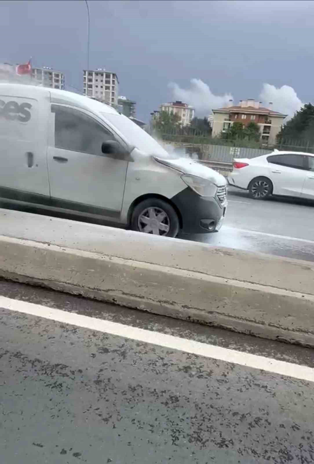 ÇEKMEKÖY’DE YANAN OTOMOBİL VATANDAŞLARIN MÜDAHALESİYLE SÖNDÜRÜLDÜ