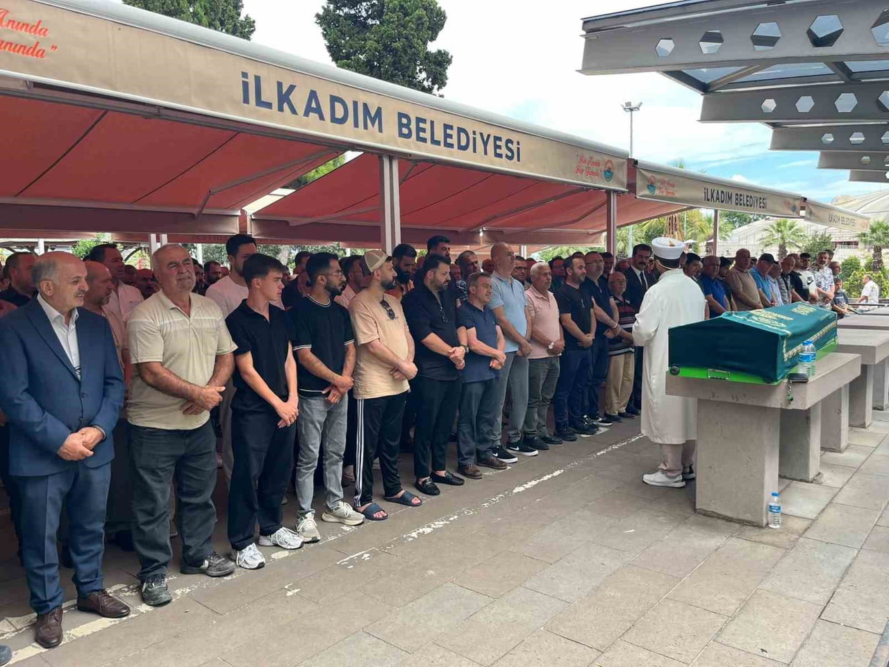 CENAZE NAMAZINA YILMAZ'IN AİLESİ, ÇOCUKLARI, YAKINLARI, ÇOK SAYIDA ESNAF VE SEVENLERİ KATILDI....