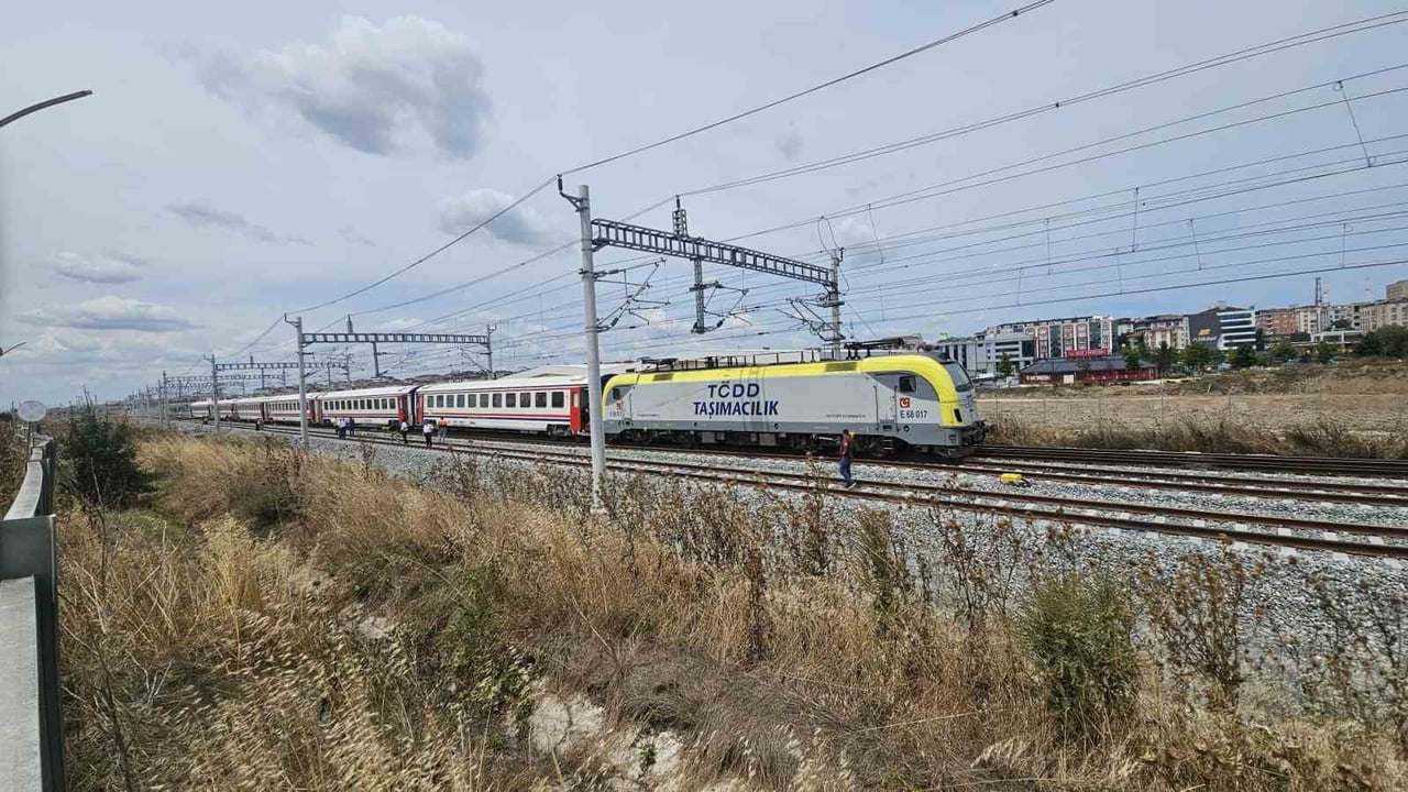 ÇERKEZKÖY’DE YOLCU TRENİ RAYDAN ÇIKTI