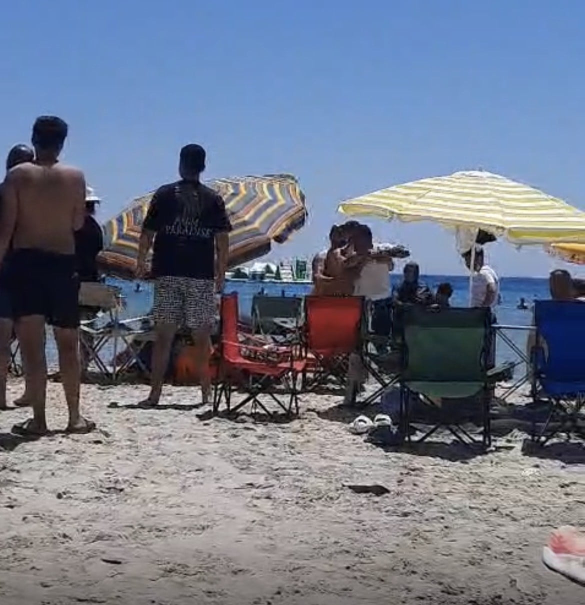 ÇEŞME ALTINKUM PLAJI’NDA ŞEMSİYE AÇMAK İSTEYEN VATANDAŞ İLE PLAJIN BİR KISMINI KİRALADIKLARINI ÖNE...