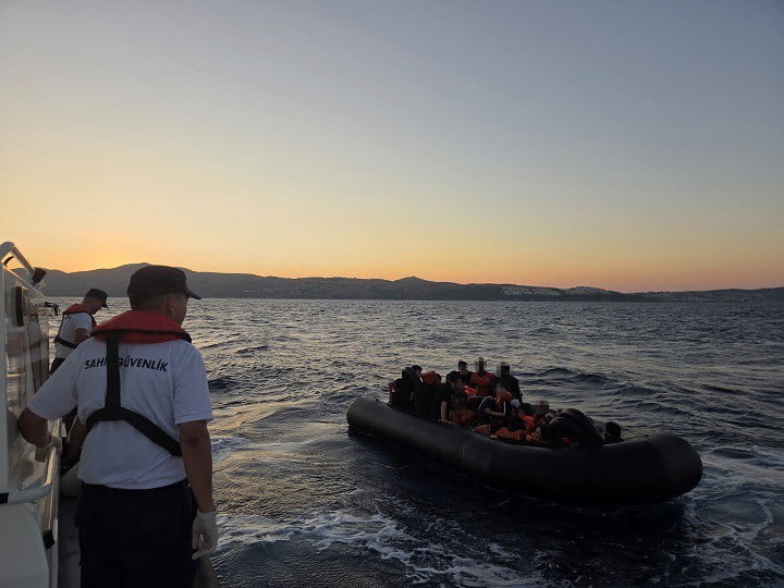 ÇEŞME VE SEFERİHİSAR İLÇELERİ AÇIKLARINDA SAHİL GÜVENLİK EKİPLERİ TARAFINDAN GERÇEKLEŞTİRİLEN...