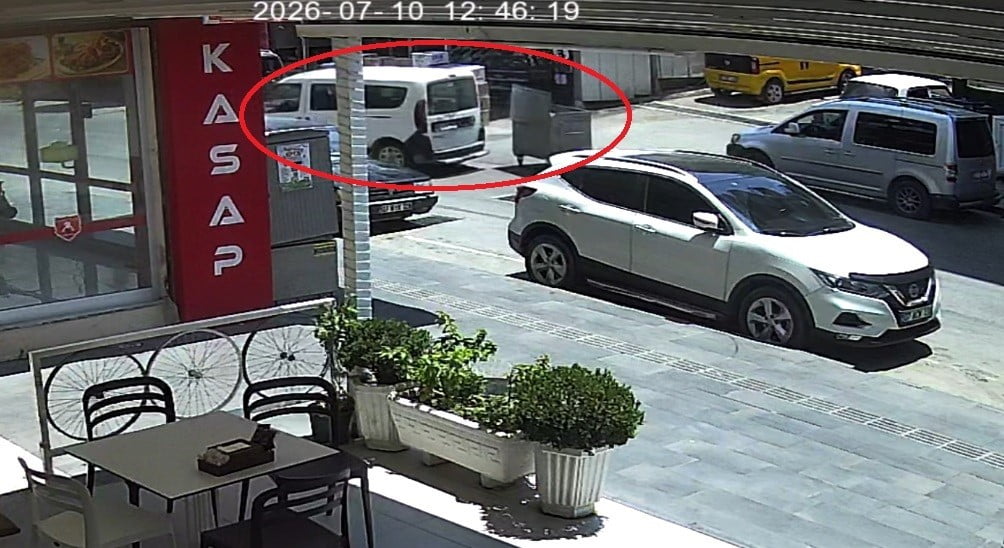 ÇEVRE ESNAFINI ŞAŞIRTAN İLGİNÇ KAZA, BİR İŞ YERİNİN GÜVENLİK KAMERASI TARAFINDAN SANİYE SANİYE...
