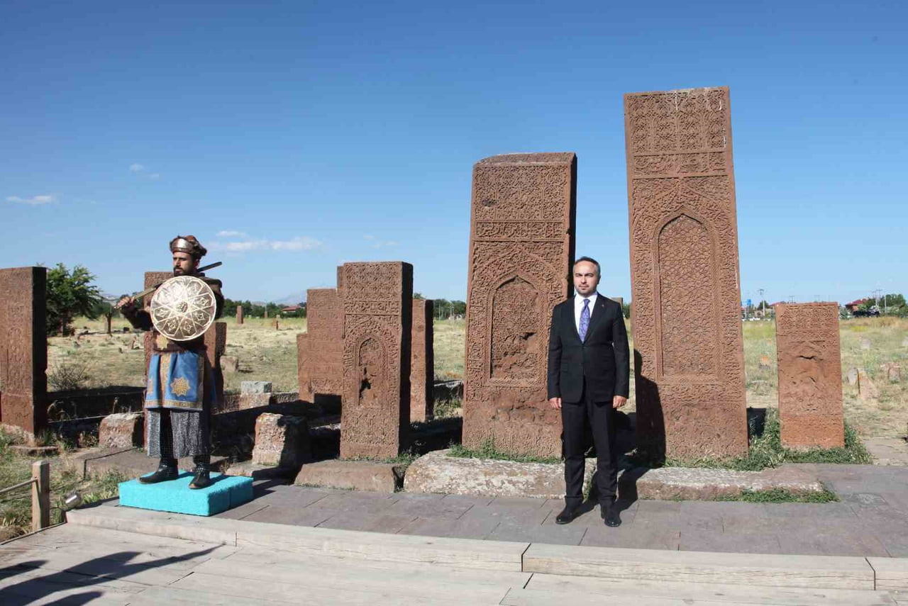 ÇEVRE, ŞEHİRCİLİK VE İKLİM DEĞİŞİKLİĞİ BAKAN YARDIMCISI BURAK DEMİRALP, BİTLİS’İN AHLAT İLÇESİNDE...