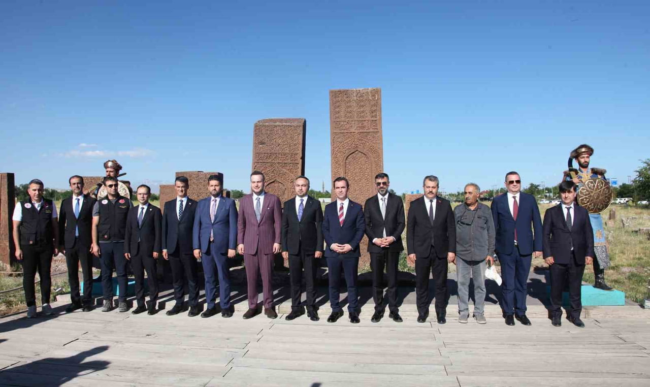 ÇEVRE, ŞEHİRCİLİK VE İKLİM DEĞİŞİKLİĞİ BAKAN YARDIMCISI BURAK DEMİRALP, BİTLİS’İN AHLAT İLÇESİNDE...