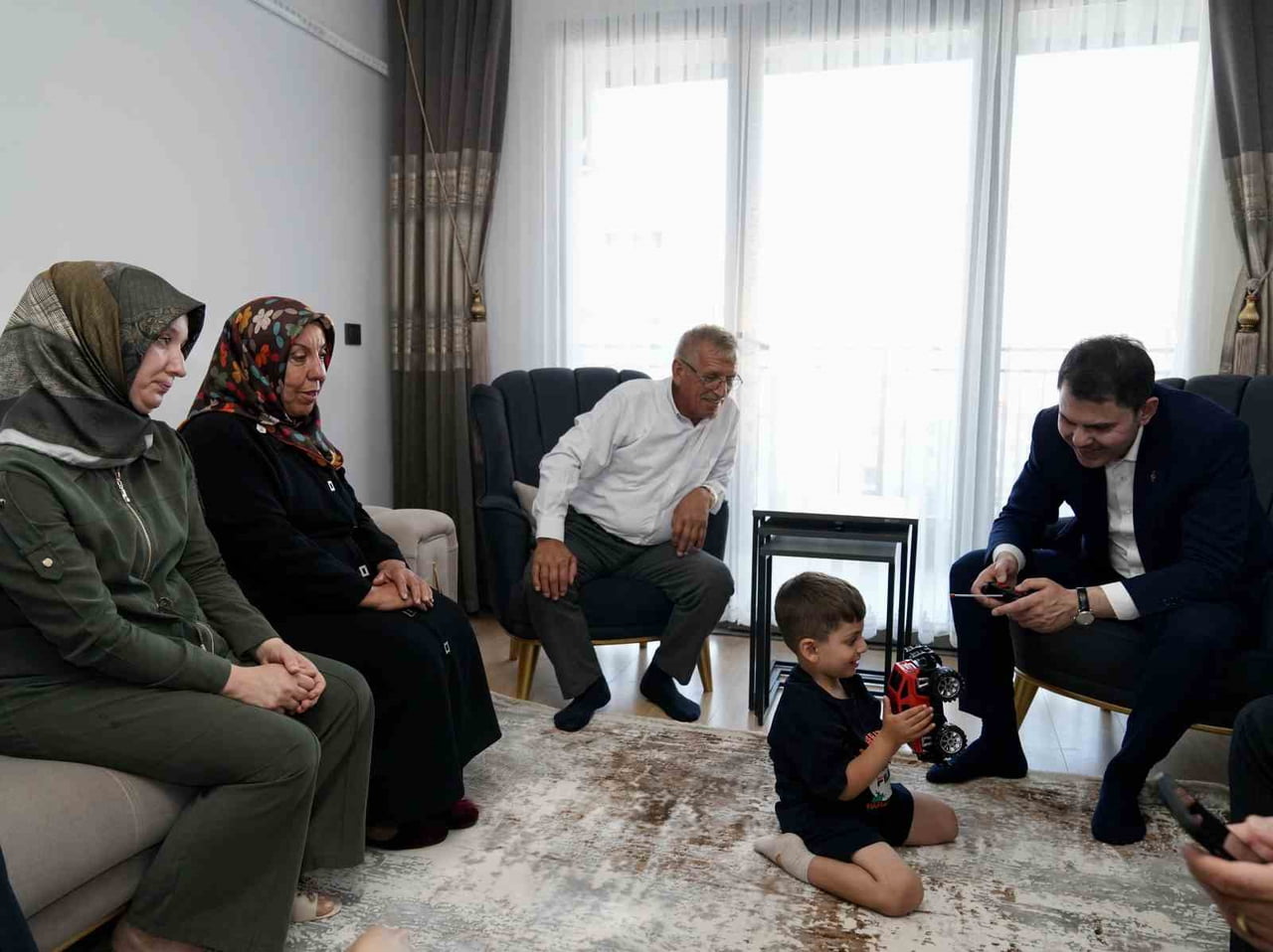 ÇEVRE, ŞEHİRCİLİK VE İKLİM DEĞİŞİKLİĞİ BAKANI MURAT KURUM, ADIYAMANLI ABDULLAH ÇELİK’İN EVİNE...