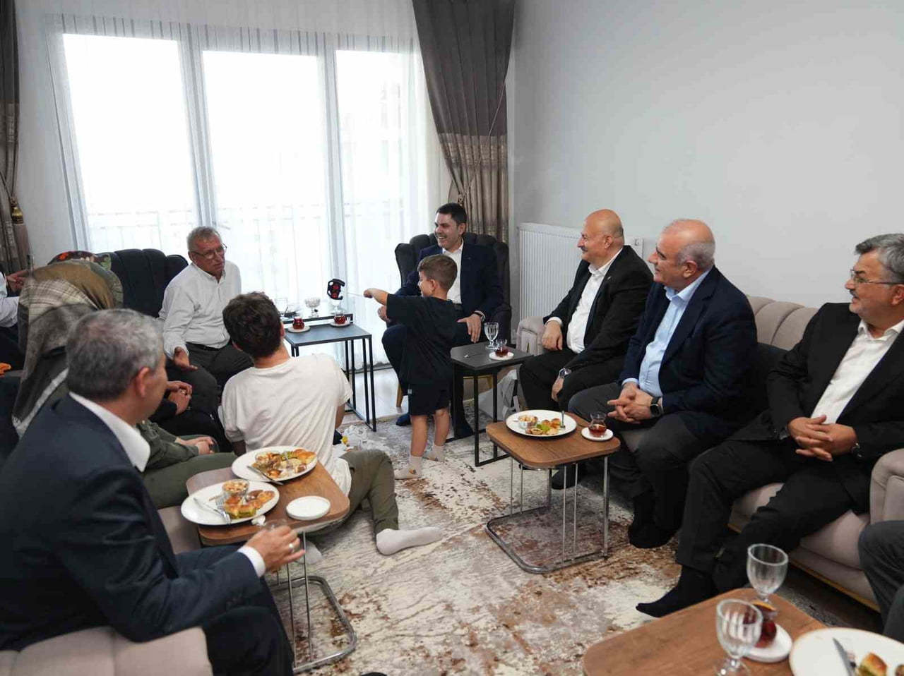 ÇEVRE, ŞEHİRCİLİK VE İKLİM DEĞİŞİKLİĞİ BAKANI MURAT KURUM, ADIYAMANLI ABDULLAH ÇELİK’İN EVİNE...