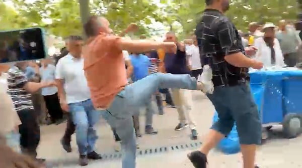 CHP'DEN İSTİFA EDEN ÖZGÜR ÖZEL'İN CUMA NAMAZI ÇIKIŞINDA DESTEKÇİLERİ İLE TEPKİ GÖSTERENLER...