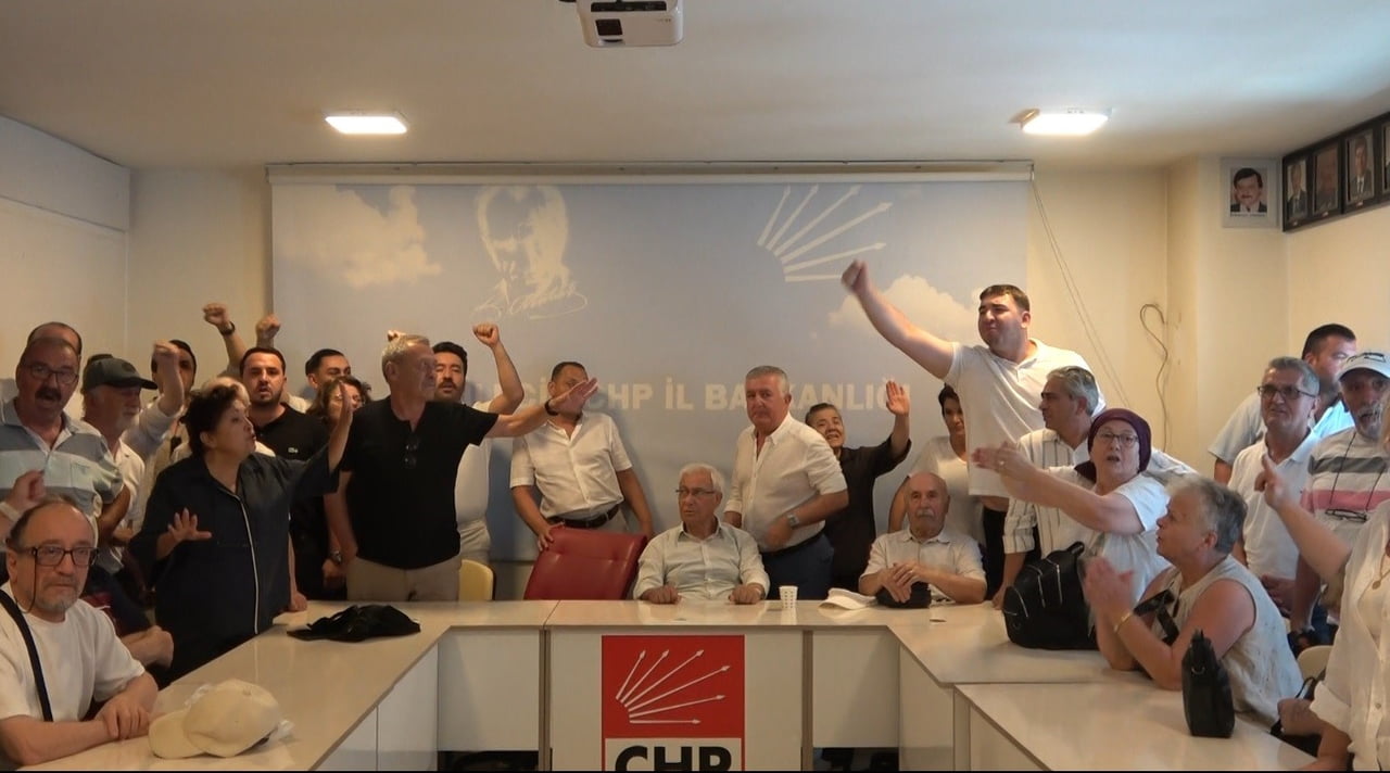 CHP BİLECİK İL BAŞKANLIĞINA ATANAN KAZIM YAĞMUR VE EKİBİ PARTİ BİNASINA DEVİR TESLİM İÇİN...