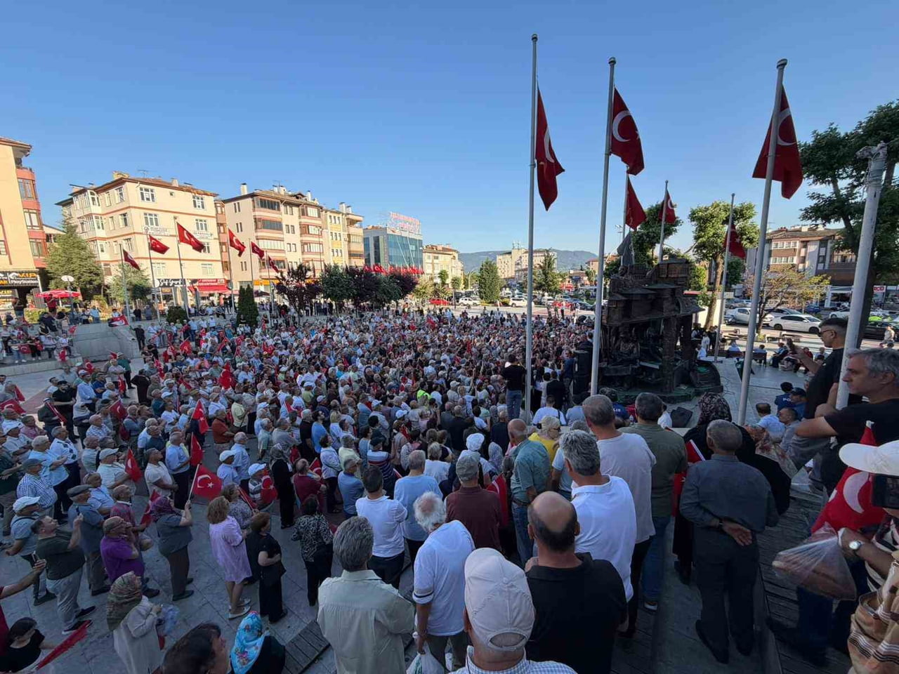 CHP ESKİ GENEL BAŞKANI ÖZGÜR ÖZEL, DİNİ DEĞERLERİ ALENEN AŞAĞILADIĞI VE CUMHURBAŞKANI'NA HAKARET...