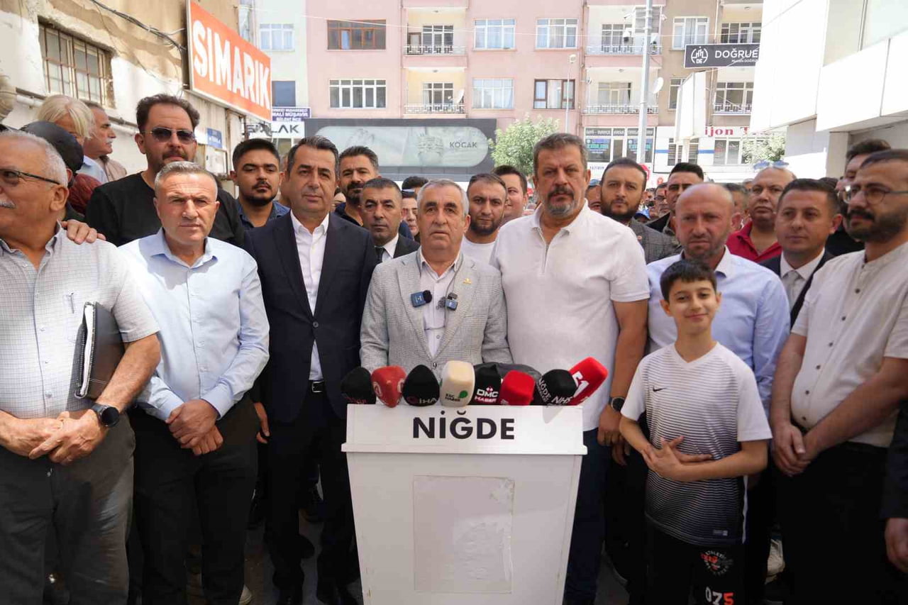 CHP NİĞDE ESKİ İL BAŞKANI BÜNYAMİN KIVRAKDAL (KÜRSÜDEKİ) İSTİFA ETTİ