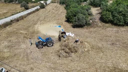 Çiftçilerin kavurucu sıcakta tozlu mesaisi sürüyor