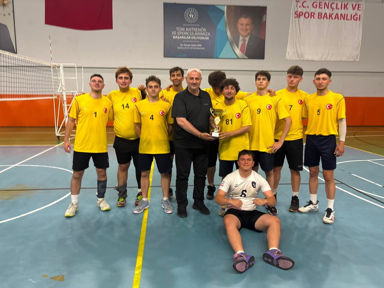 ÇİLİMLİ İLÇESİNDE DÜZENLENEN VOLEYBOL TURNUVASINDA ŞAMPİYON SOFİLER TAKIMI OLDU, KUPAYI BAŞKAN...