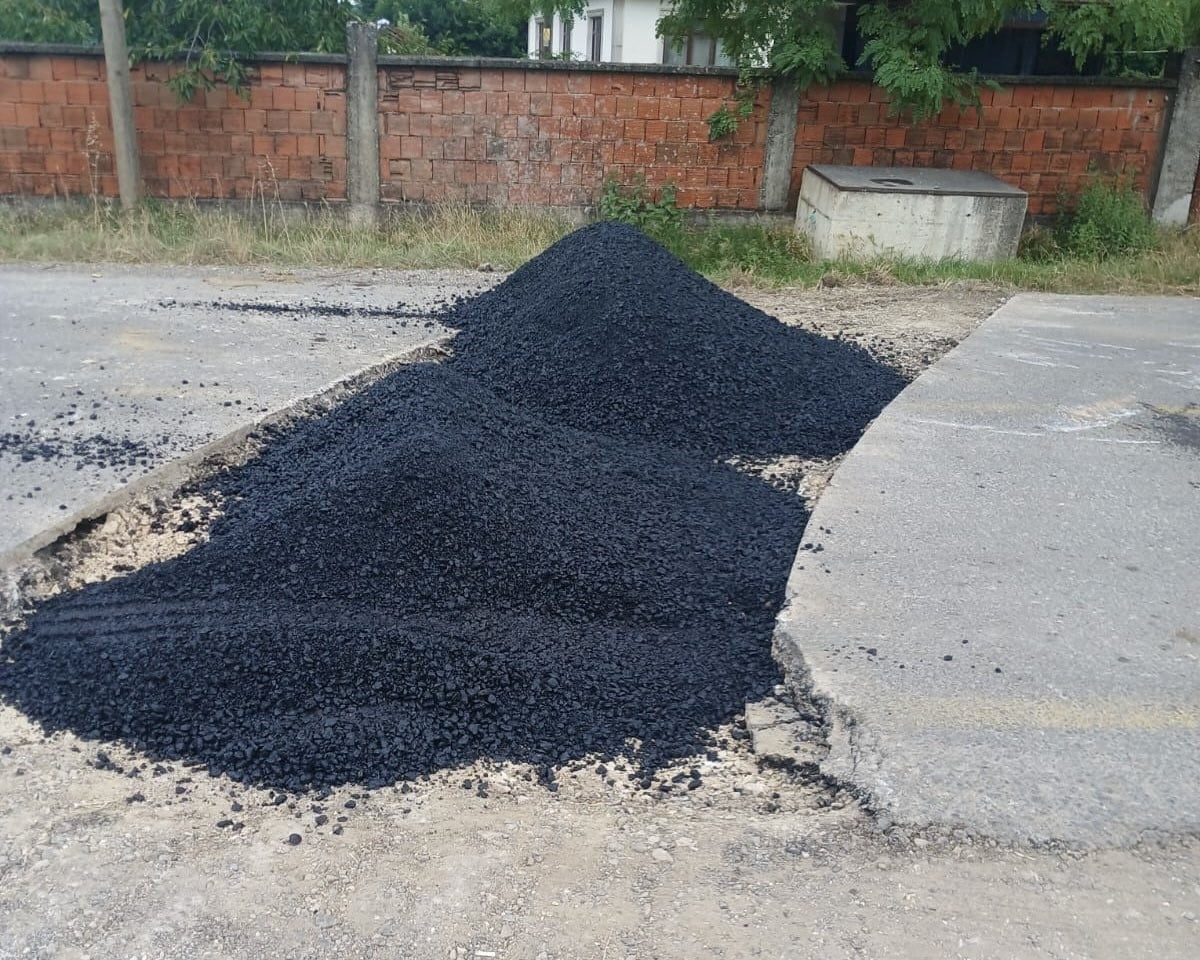 ÇİLİMLİ İLÇESİNE BAĞLI ESENLİ KÖYÜ'NDE YÜRÜTÜLEN ASFALT YAMA ÇALIŞMALARIYLA BOZULAN YOL KESİMLERİ...